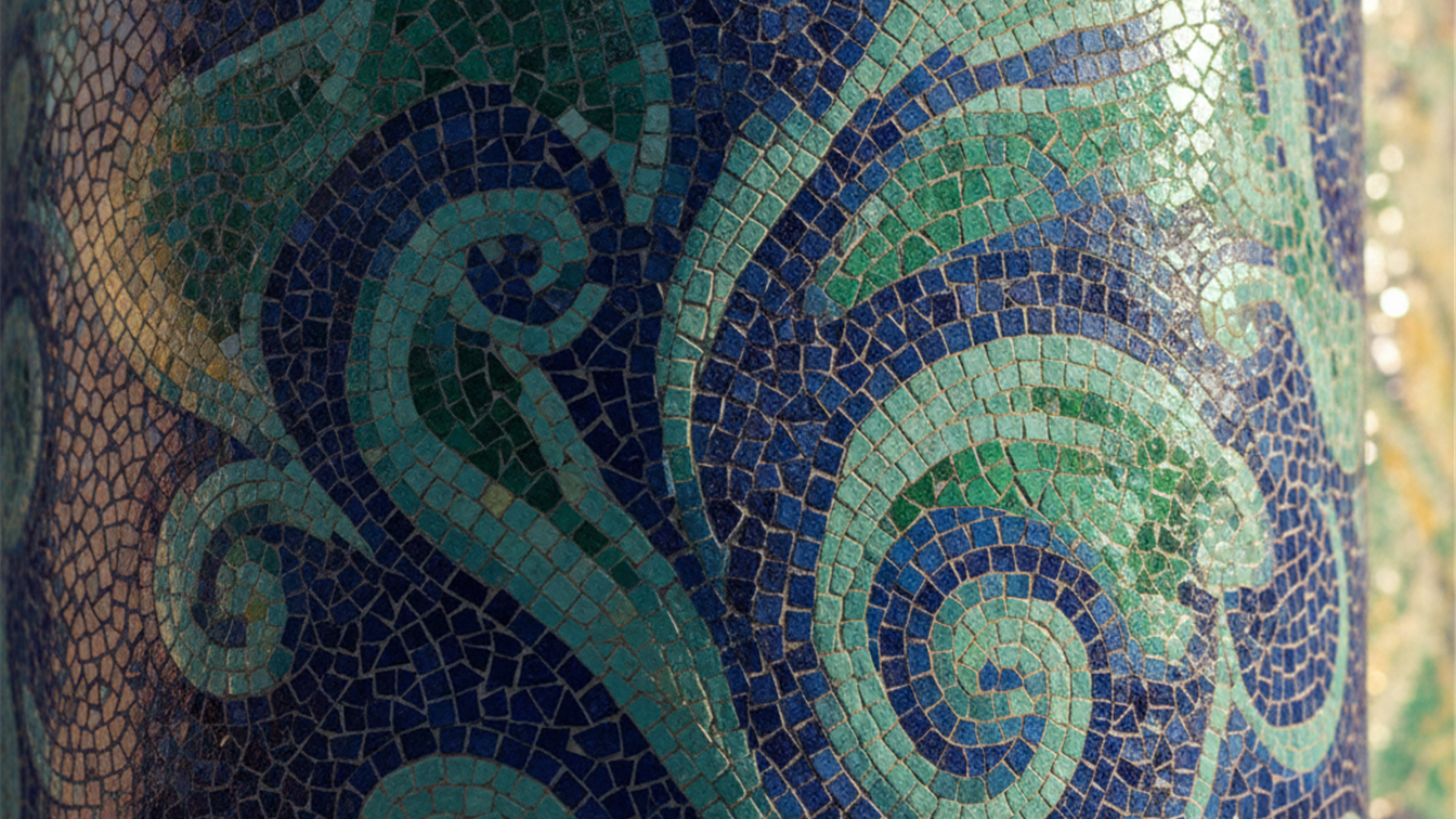 Detalle de mosaico trencadis en una fachada modernista de Barcelona