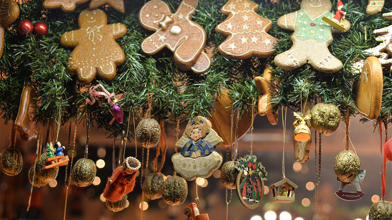 Adornos navidenos de madera y galletas en un puesto de mercadillo