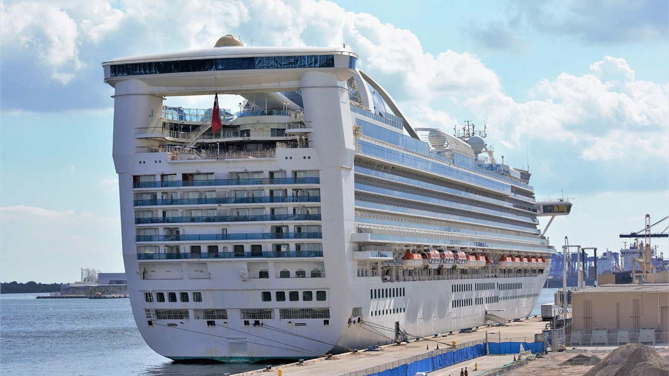 crucero atracado en el puerto de Barcelona