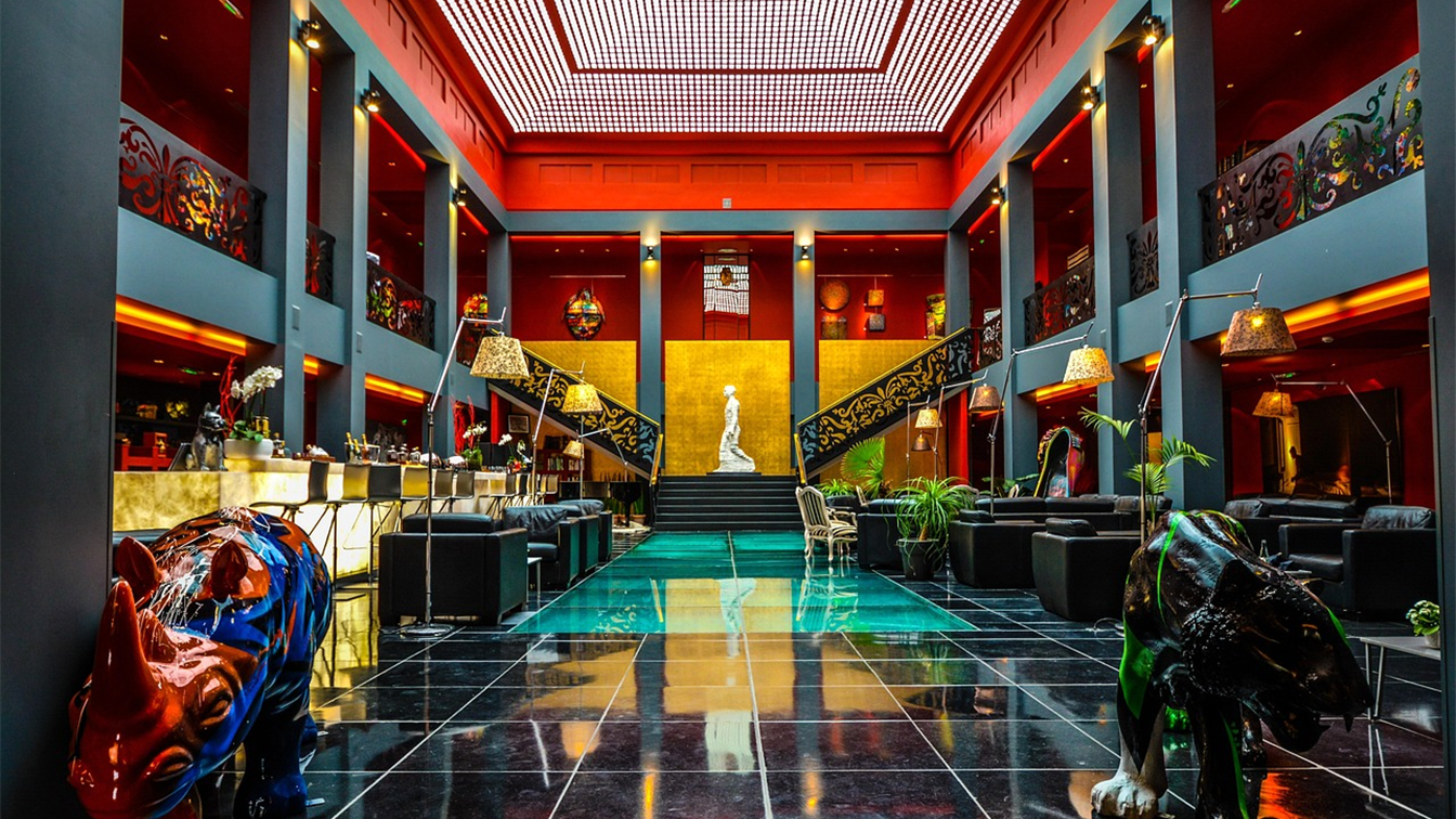 Vestíbulo de un hotel con decoración moderna