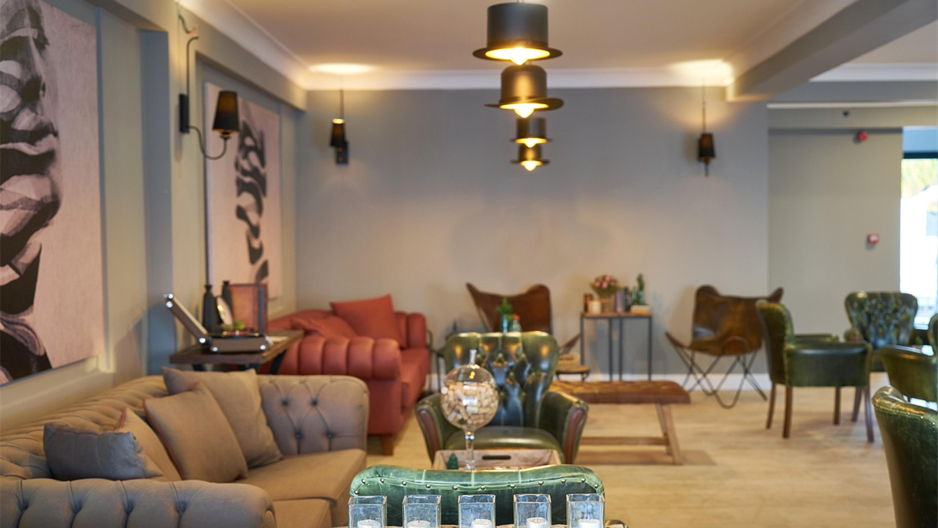 Lobby de hotel moderno en Madrid