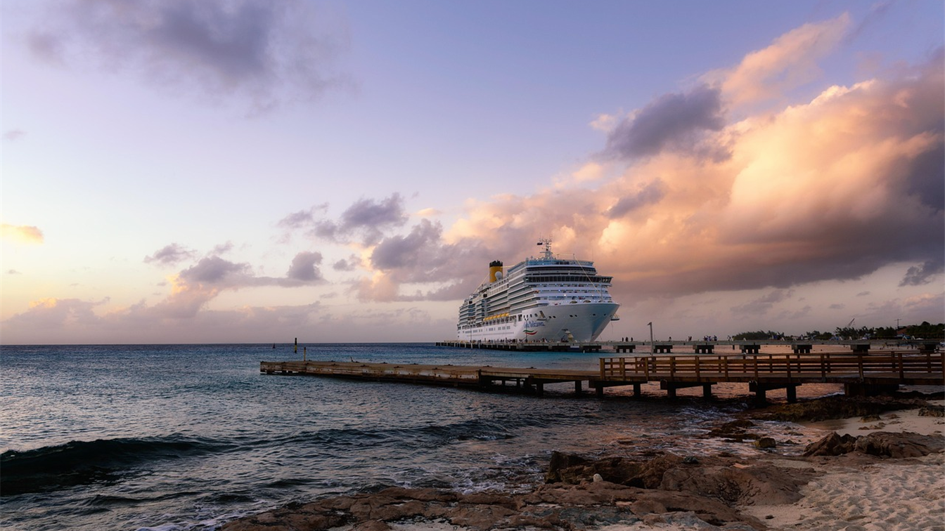 Crucero atracado en un puerto de la costa de Brasil