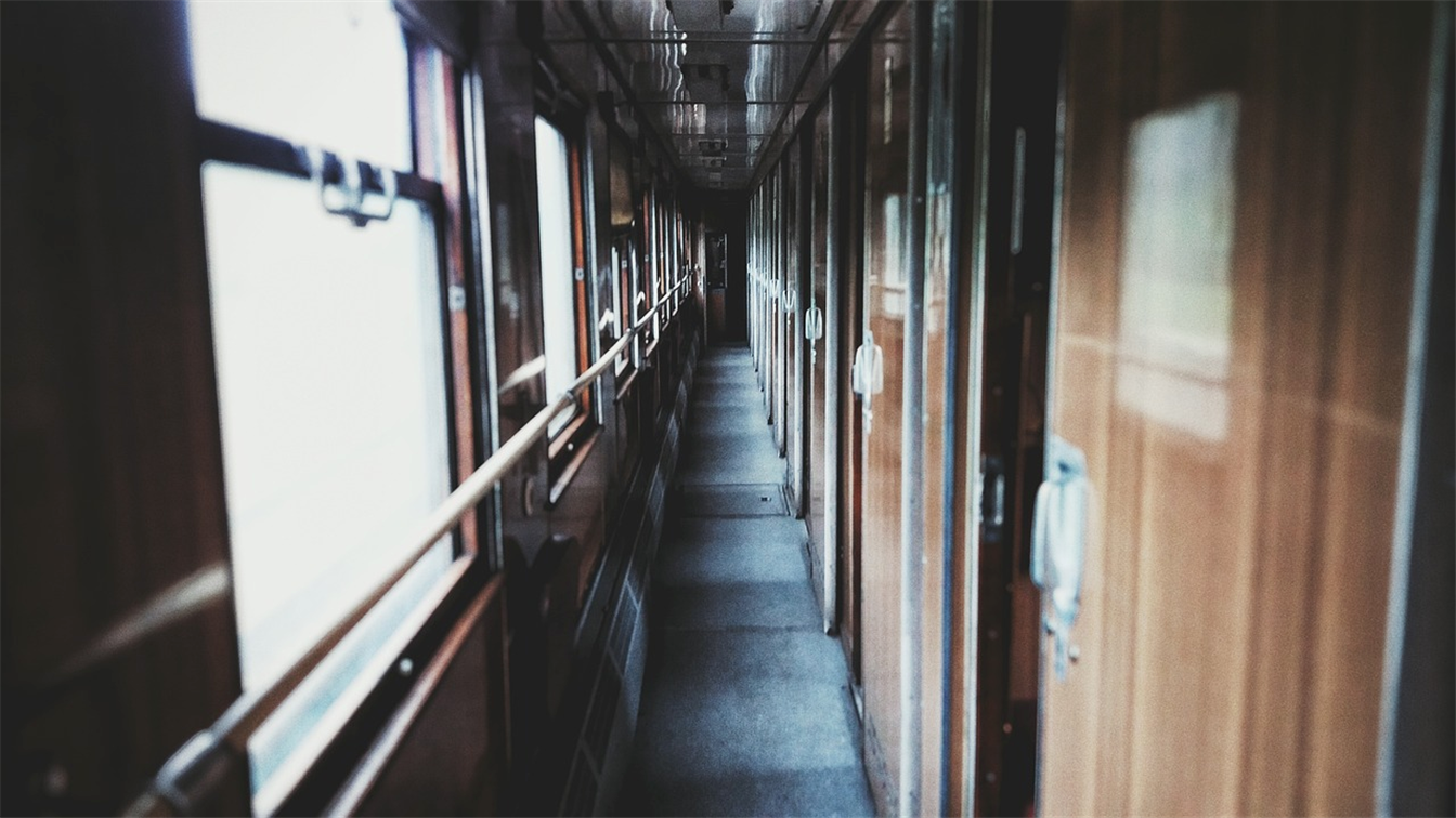 Pasillo de tren antiguo visto desde dentro