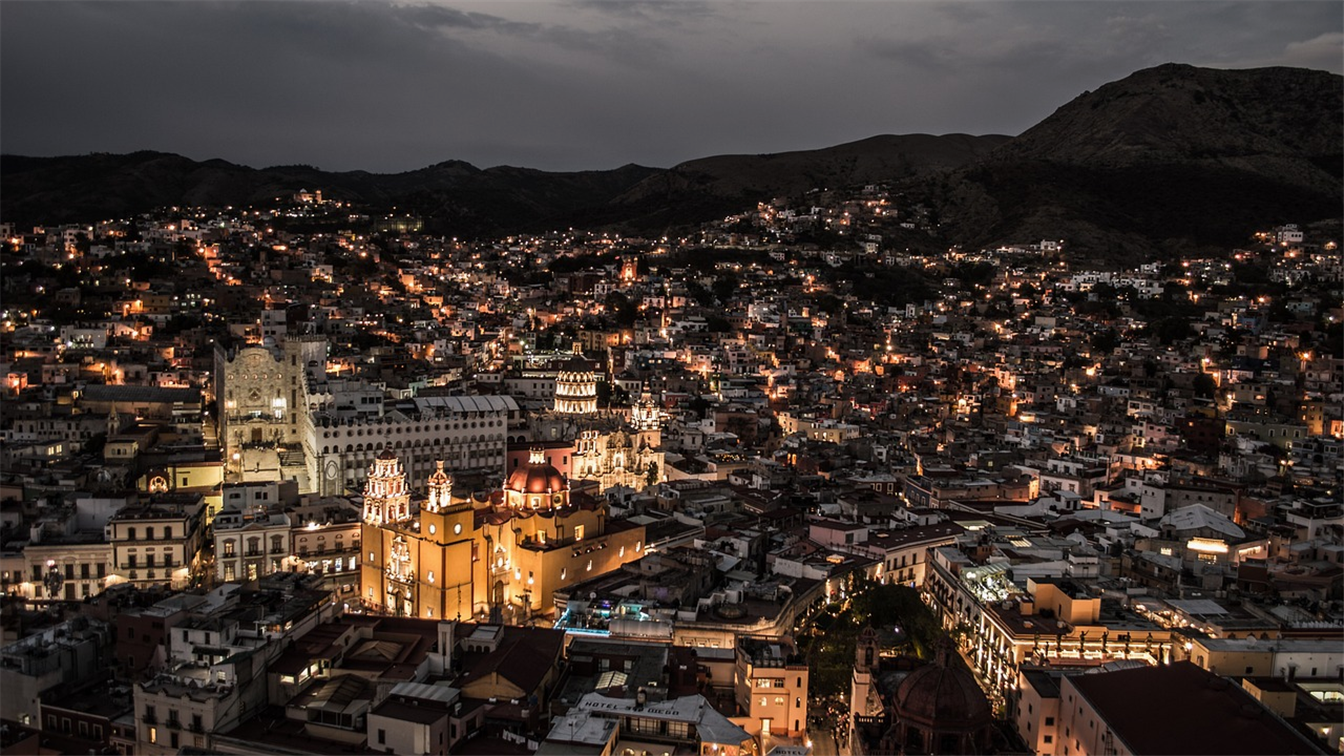 Vista nocturna de la ciudad colonial de Guanajuato en Mexico