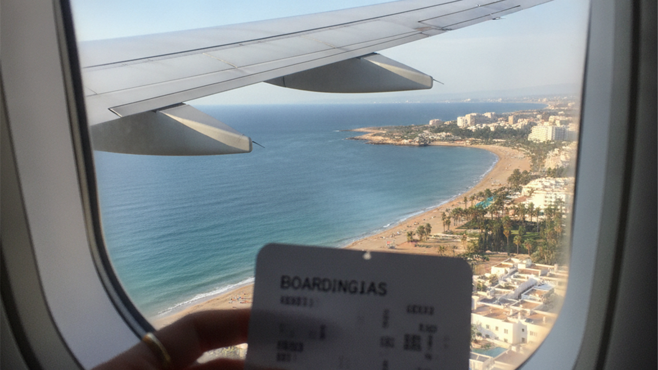 Vista desde la ventanilla de un avion sobre la costa en verano